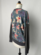 Sophie | Colorblocking-Sweater | Muster elastisch 'Hibiskus'/Tencelsweat grau | Größe XS | Second Love