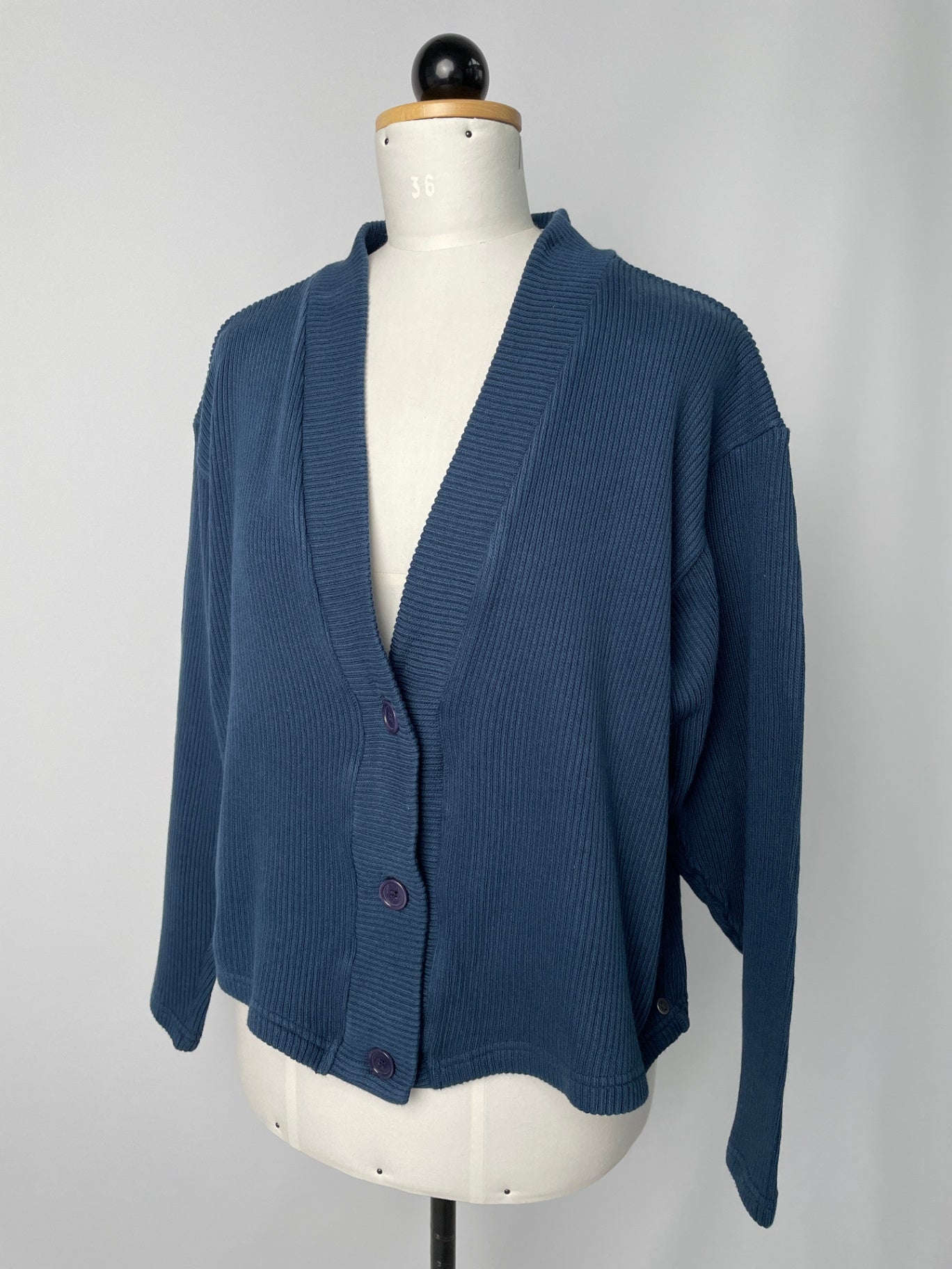 Janne | Kurze Jacke mit Knöpfen | Bio-Baumwollstrick blau | Größe L | Second Love