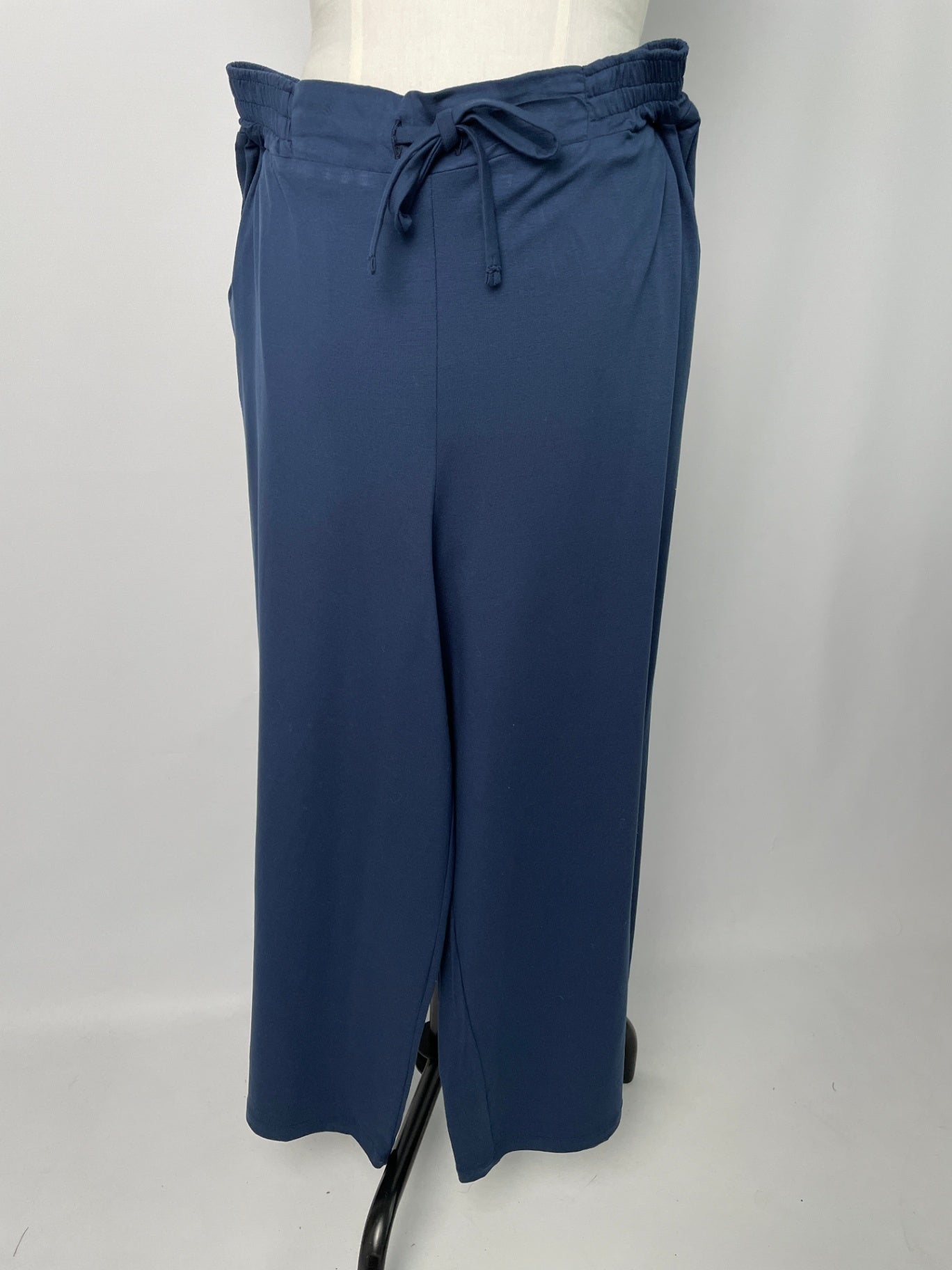 Holly | Hose mit Bindeband & schmalem Bein | Tenceljersey dunkelblau | Größe XL -10 cm | Second Love