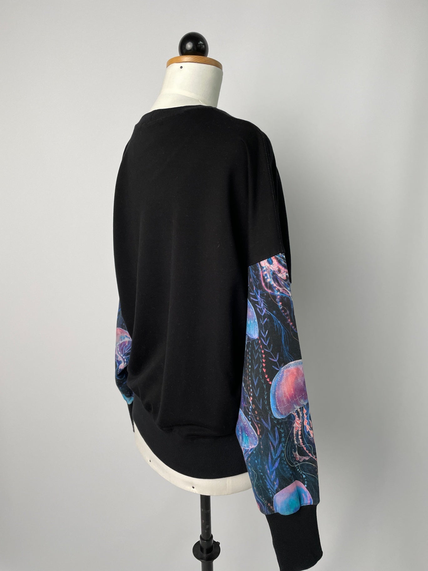 Sophie | Colorblocking-Sweater | Tencelsweat schwarz/Muster elastisch 'Qualle' | Größe XXS | Second Love