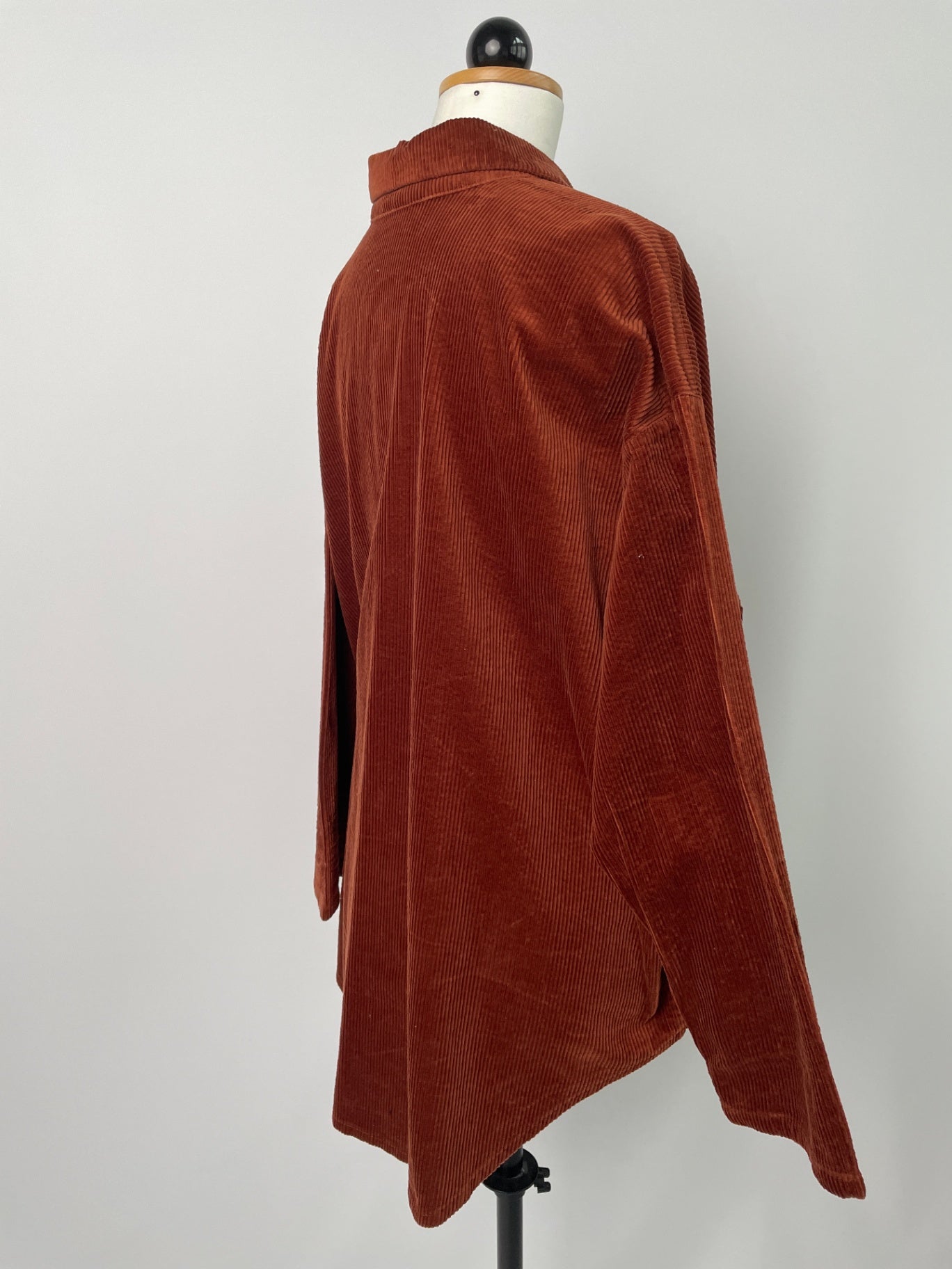 Bonnie | Längere Bluse mit rundem Saum | Cord rostrot | Größe XXXL | Second Love