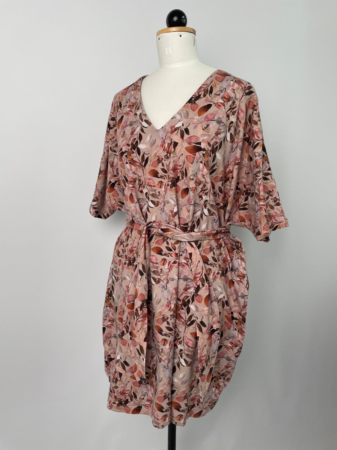 Kumi | Kurzärmliges Kimonokleid | Muster Blätter beige | Größe XXXL | Second Love