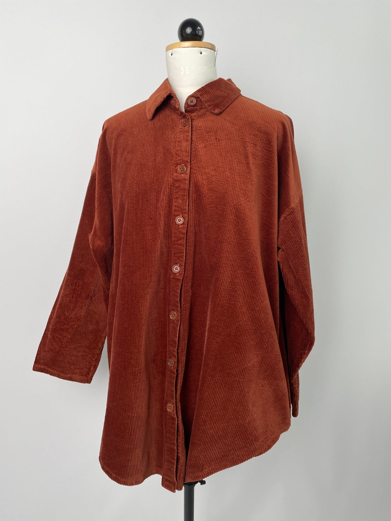 Bonnie | Längere Bluse mit rundem Saum | Cord rostrot | Größe XXXL | Second Love