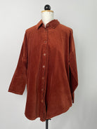 Bonnie | Längere Bluse mit rundem Saum | Cord rostrot | Größe XXXL | Second Love