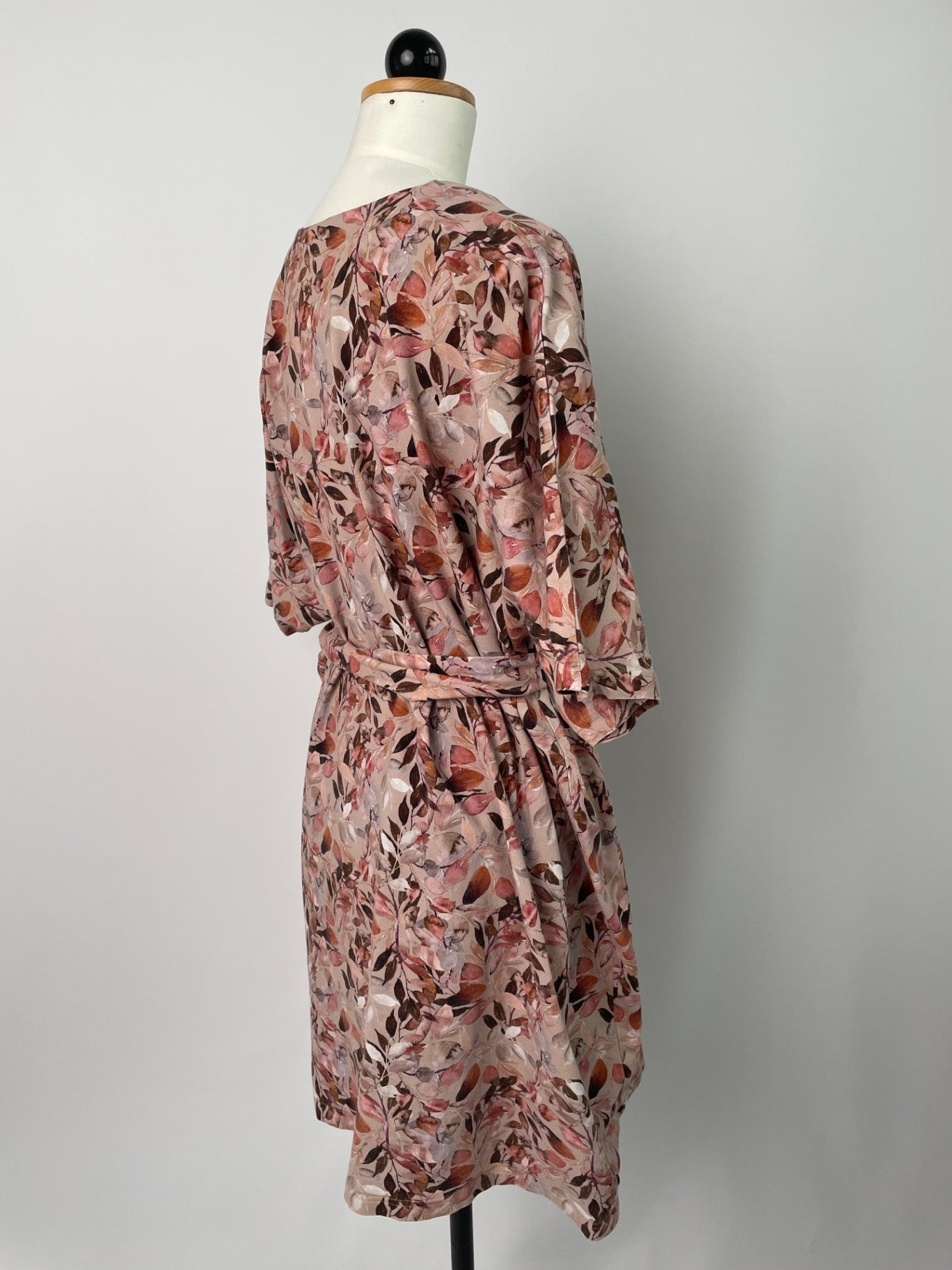 Kumi | Kurzärmliges Kimonokleid | Muster Blätter beige | Größe XXXL | Second Love