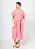 Melly trägt auf dem Foto 'Belinda' Größe M, Seersucker 'pink-flieder'