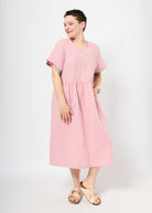 Melly trägt auf dem Foto 'Belinda' Größe M, Musselin 'altrosa'