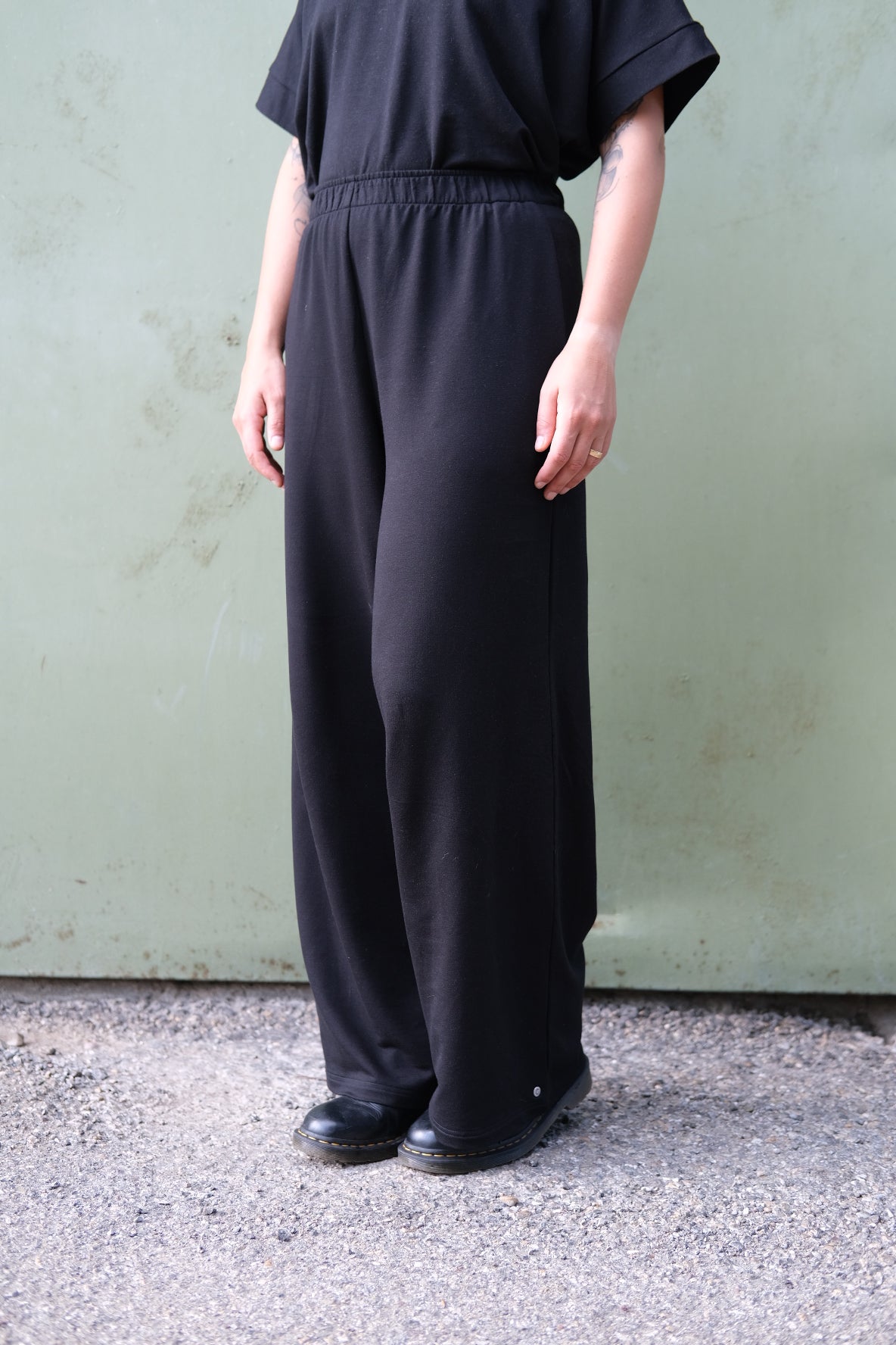 Melly trägt auf dem Foto 'Marlene' Größe M, Tencelsweat schwarz