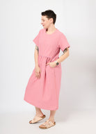 Melly trägt auf dem Foto 'Belinda' Größe M, Seersucker 'pink-flieder'