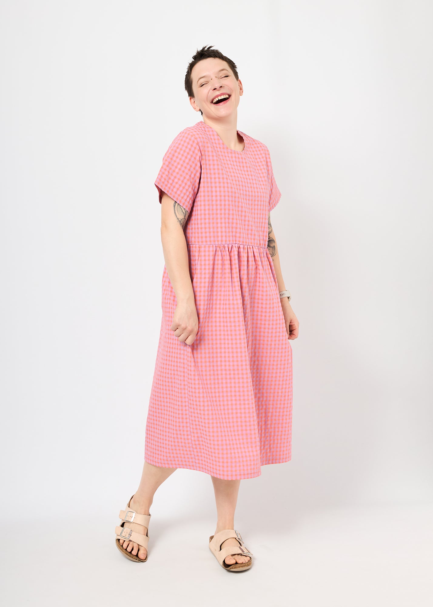 Melly trägt auf dem Foto 'Belinda' Größe M, Seersucker 'pink-flieder'