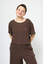 Melly trägt auf dem Foto 'Gerda'  kurzarm Größe M, Rippjersey 'braun'