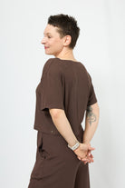 Melly trägt auf dem Foto 'Gerda'  kurzarm Größe M, Rippjersey 'braun'