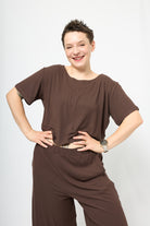 Melly trägt auf dem Foto 'Gerda'  kurzarm Größe M, Rippjersey 'braun'