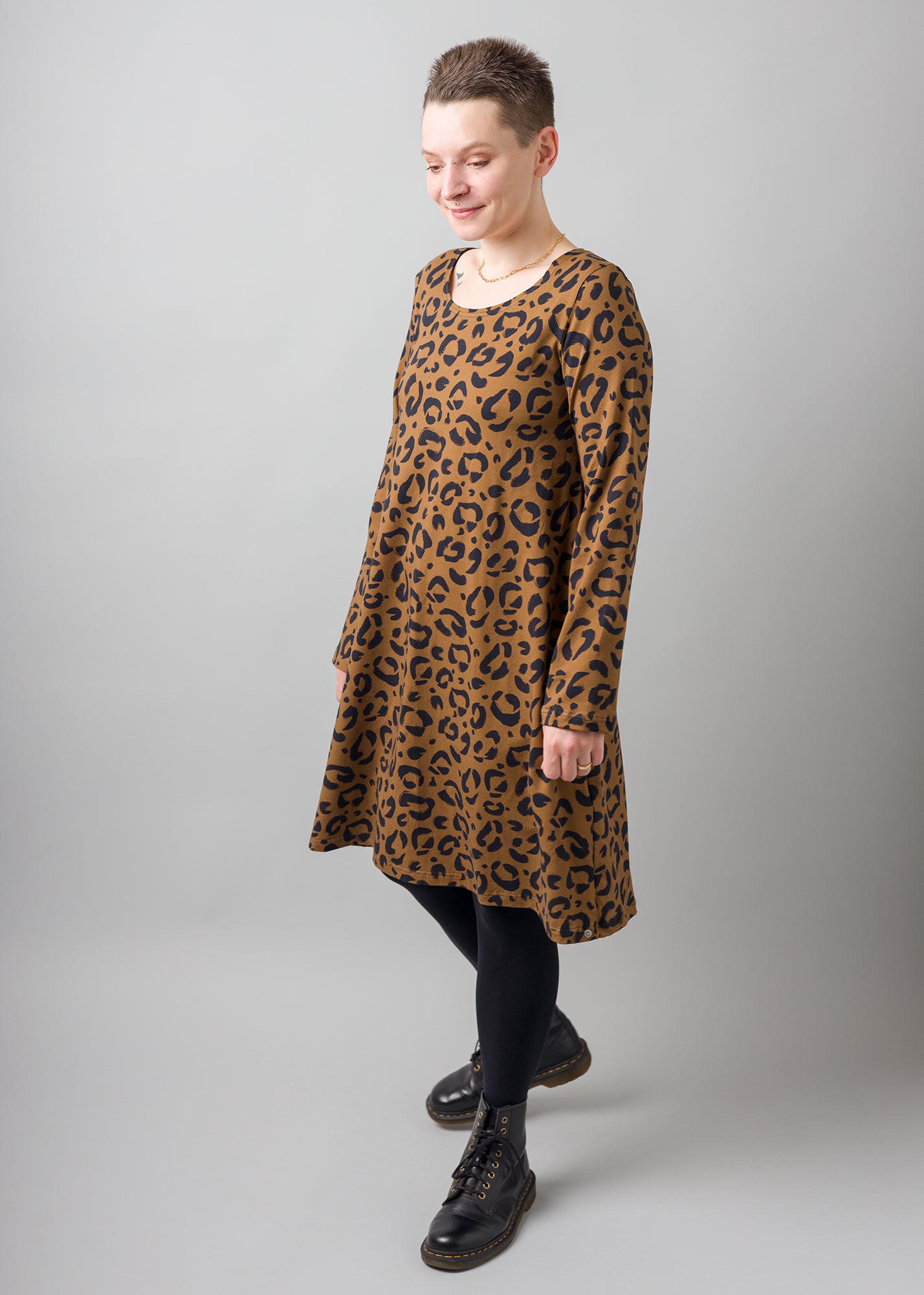 Melly trägt auf dem Foto 'Adam' Größe M, Muster elastisch 'Leobert'