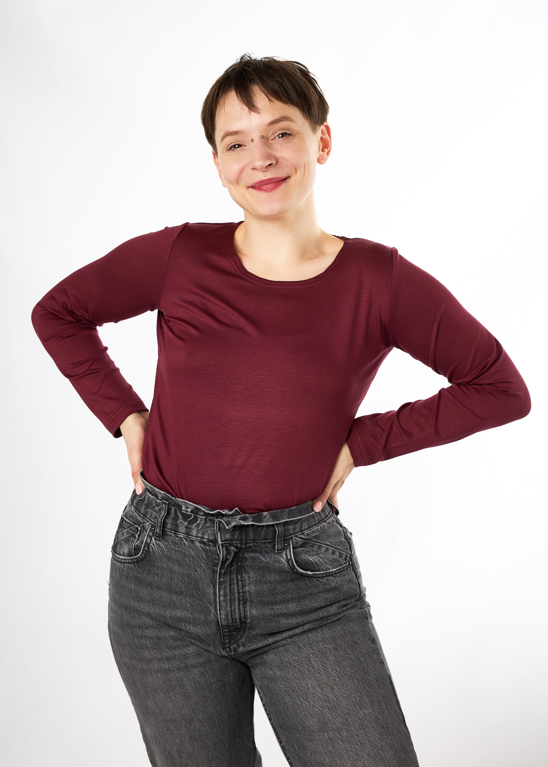 Melly trägt hier Tenceljersey burgunder in Größe S