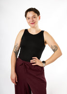 Melly trägt auf dem Foto 'Tessa' Größe XS, Tenceljersey 'schwarz'