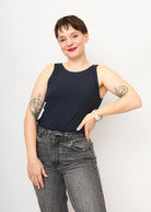 Melly trägt auf dem Foto 'Tessa' Größe S, Rippjersey 'dunkelblau'