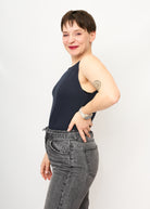 Melly trägt auf dem Foto 'Tessa' Größe S, Rippjersey 'dunkelblau'