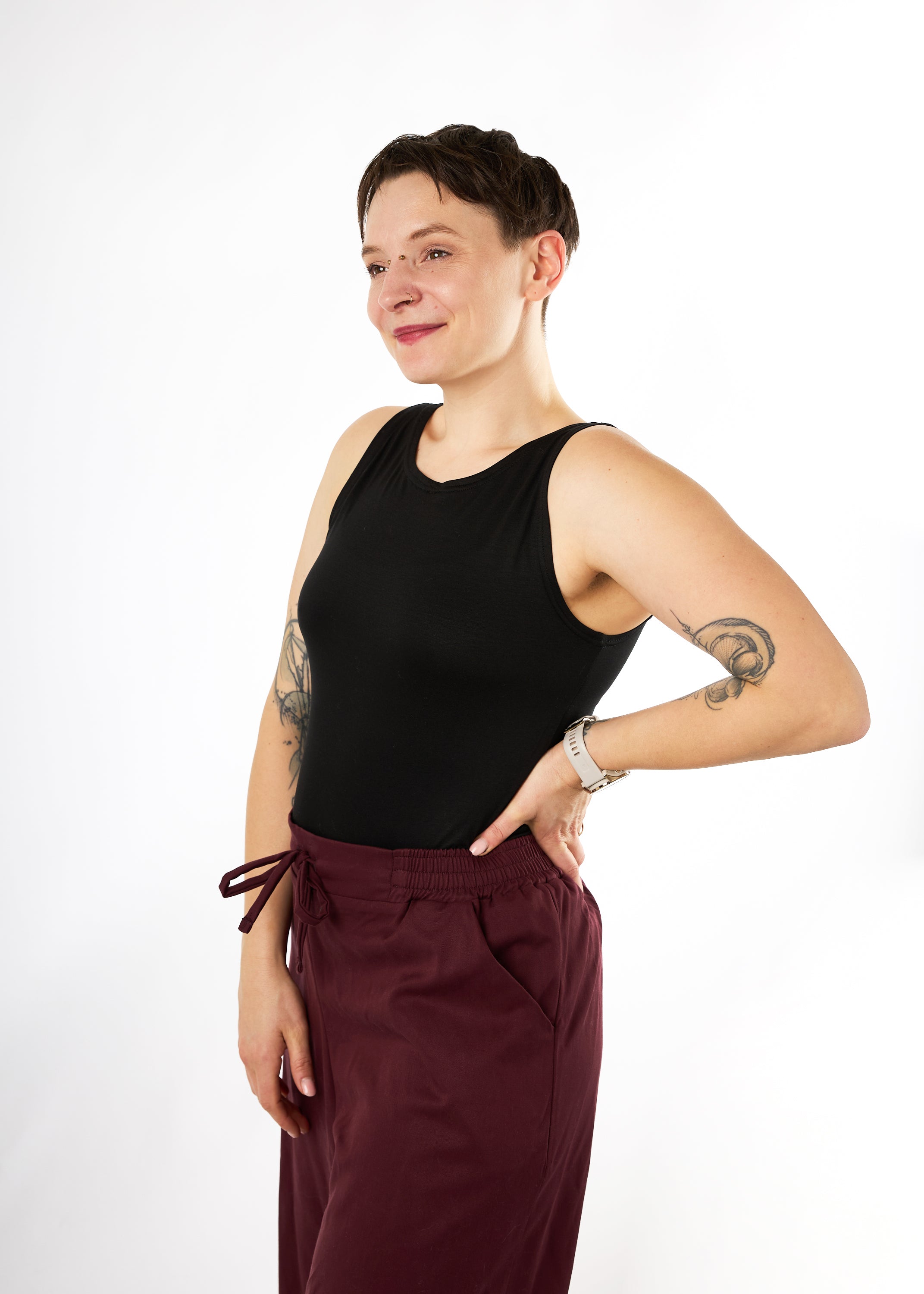 Melly trägt hier Tenceljersey schwarz in Größe XS