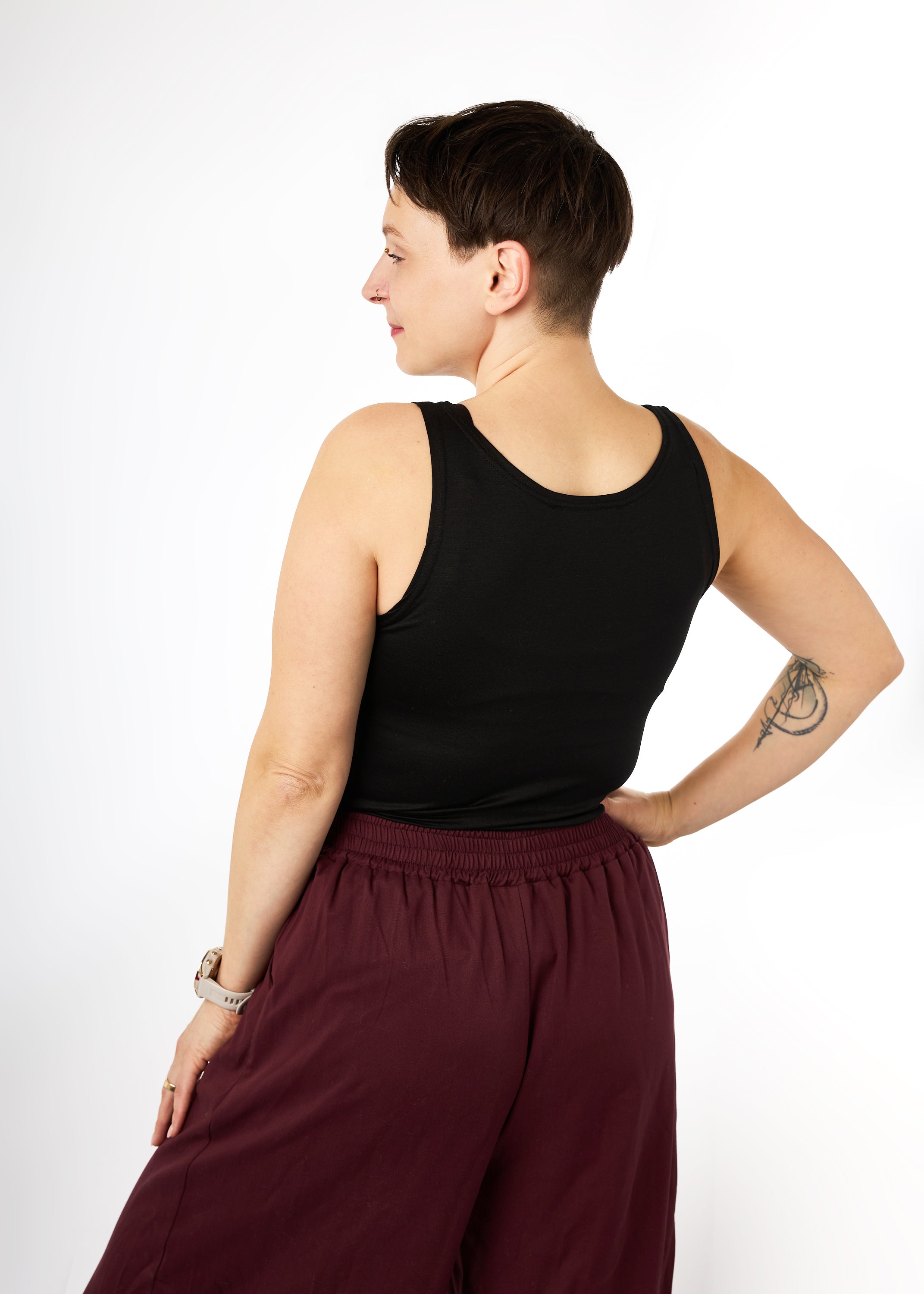 Melly trägt hier Tenceljersey schwarz in Größe XS