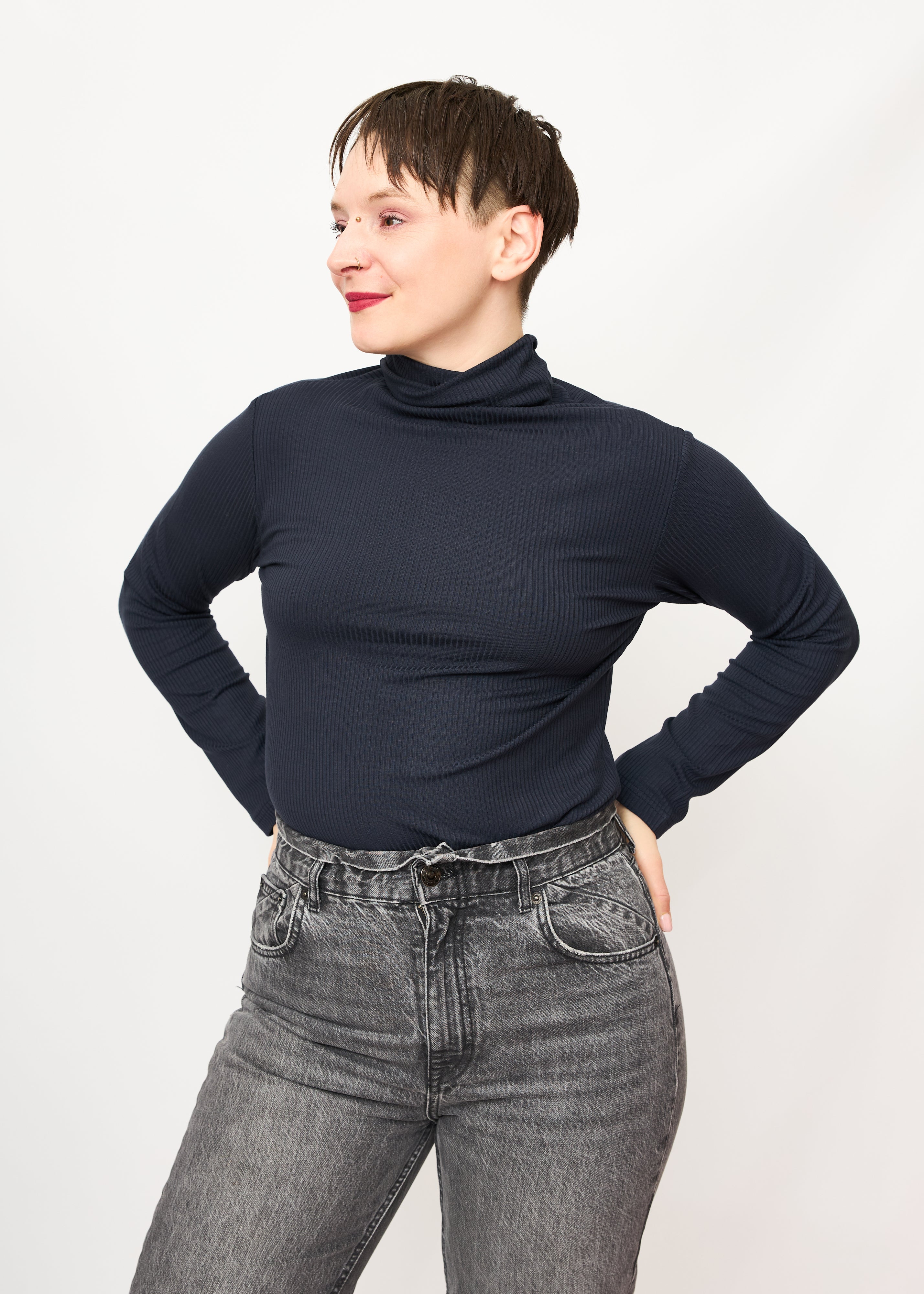 Melly trägt auf dem Größe S und  dunkelblau 