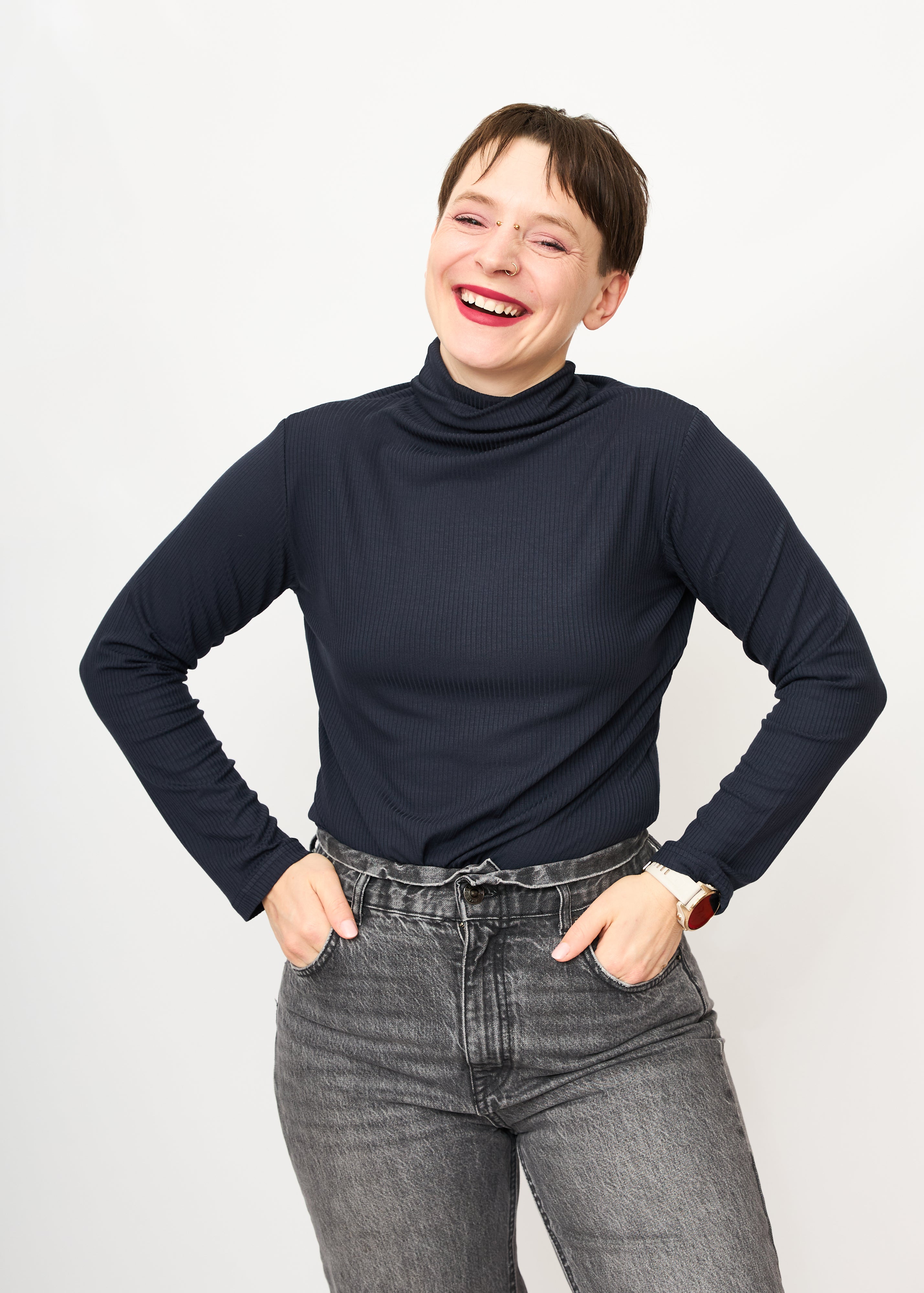 Melly trägt auf dem Größe S und  dunkelblau 