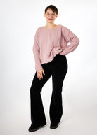 Melly trägt die Schlagleggings aus Velvetcord in Größe M