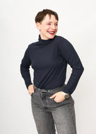 Melly trägt auf dem Größe S und  dunkelblau 