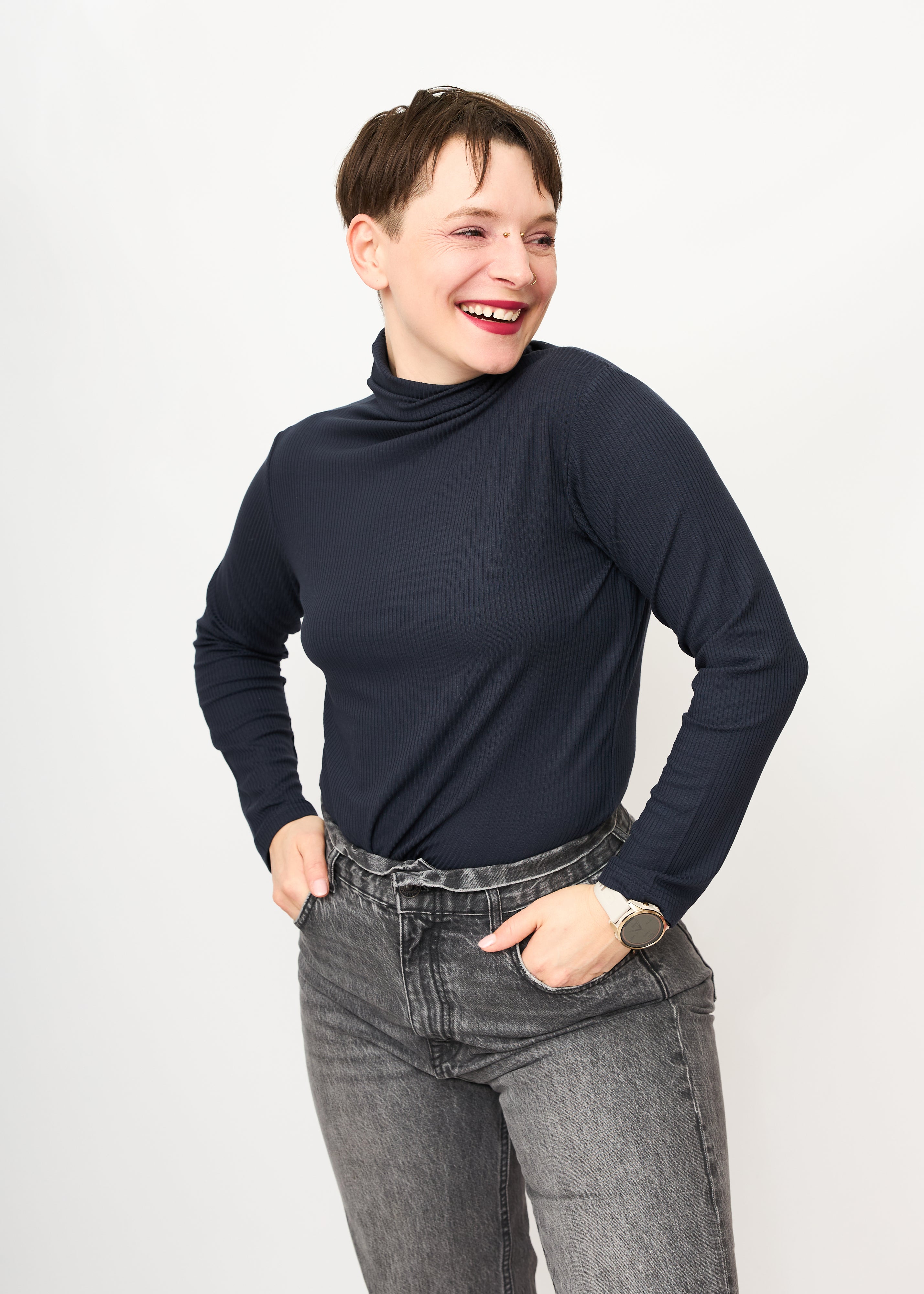 Melly trägt auf dem Größe S und  dunkelblau 