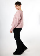 Melly trägt die Schlagleggings aus Velvetcord in Größe M