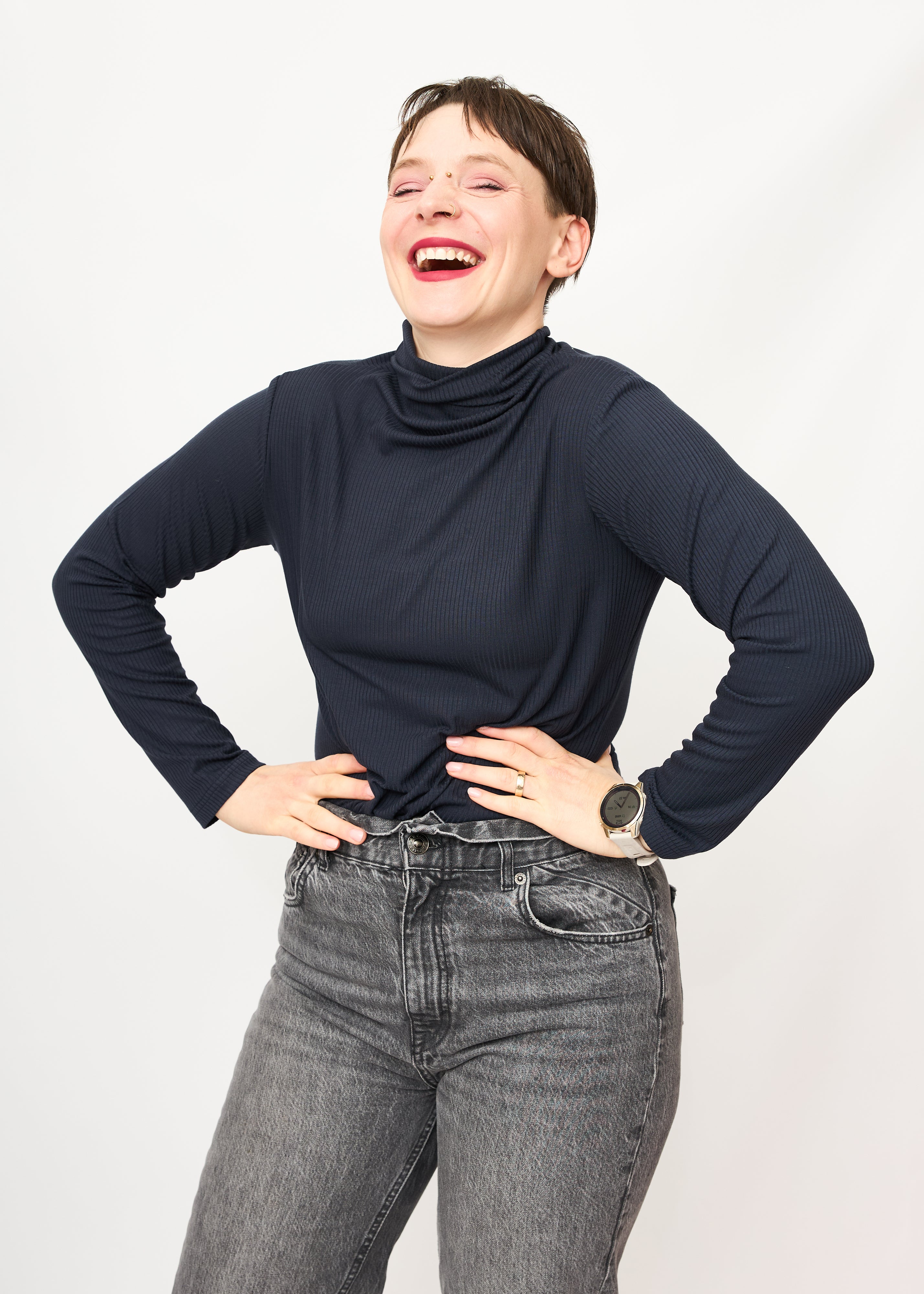 Melly trägt auf dem Größe S und  dunkelblau 