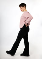 Melly trägt die Schlagleggings aus Velvetcord in Größe M