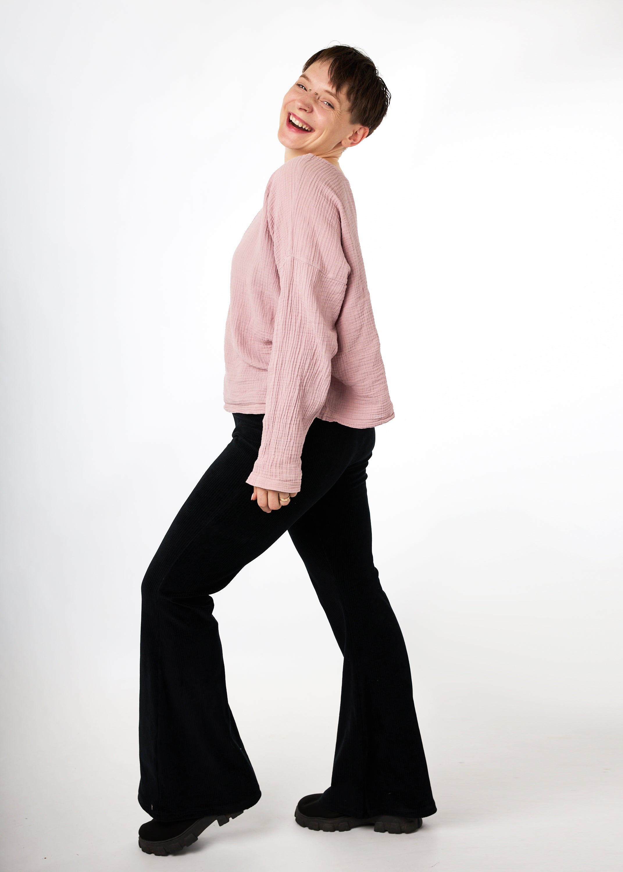 Melly trägt die Schlagleggings aus Velvetcord in Größe M