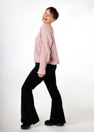 Melly trägt die Schlagleggings aus Velvetcord in Größe M