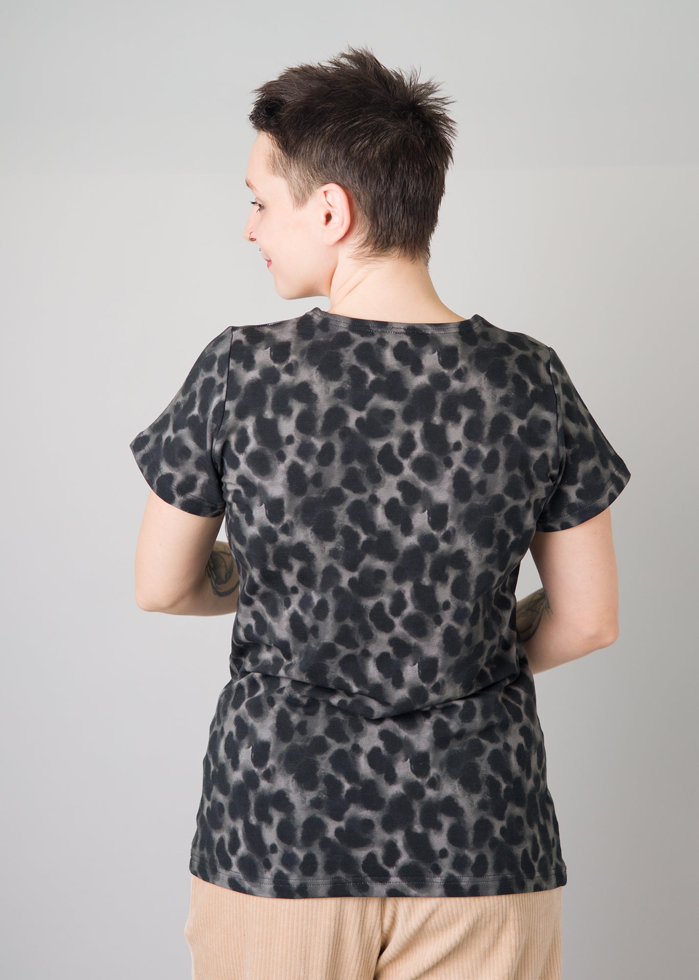 Melly trägt auf dem Foto 'Bina' mit Rundhals Größe S, Muster elastisch 'Dark Leobert'