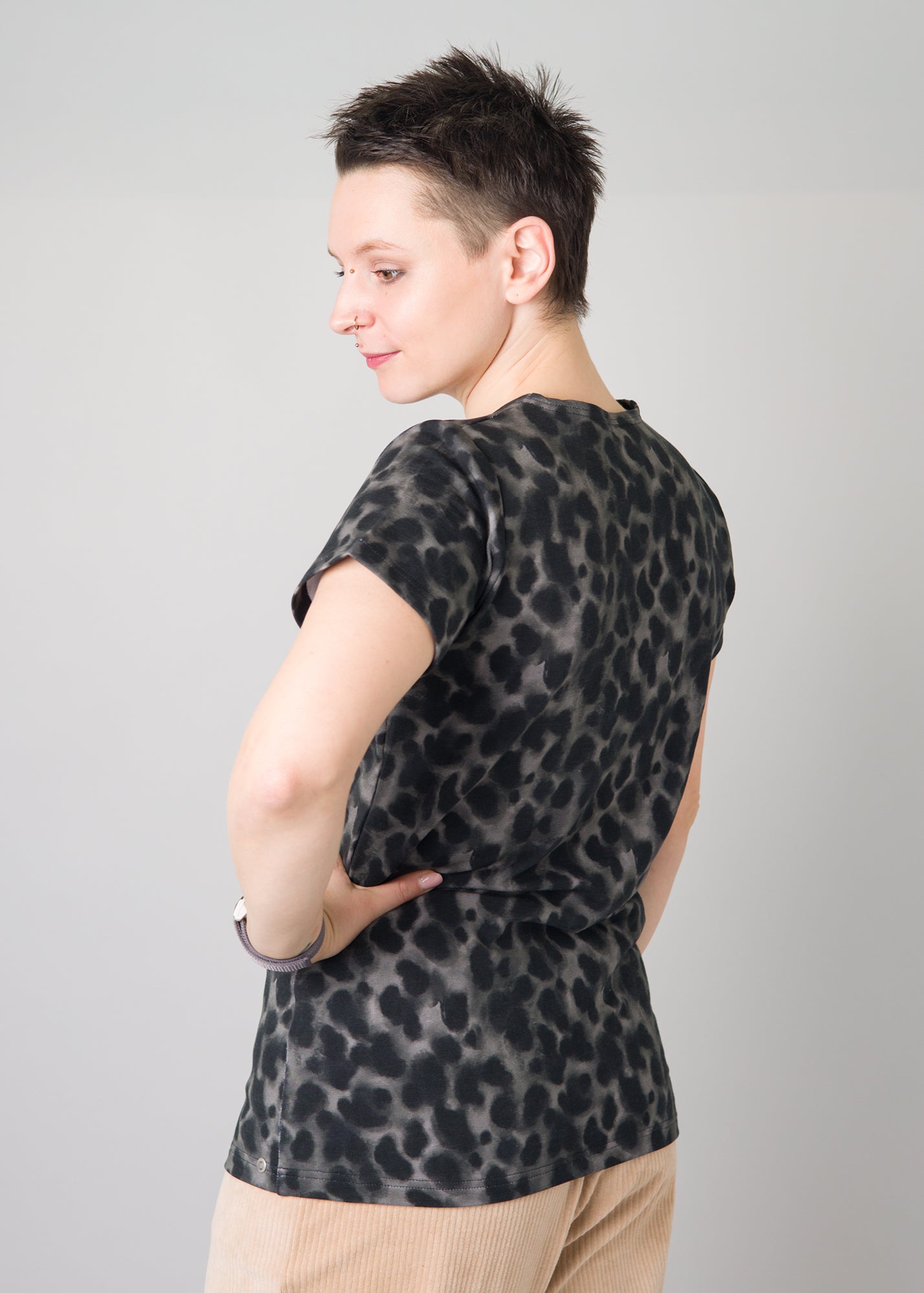 Melly trägt auf dem Foto 'Bina' mit Rundhals Größe S, Muster elastisch 'Dark Leobert'