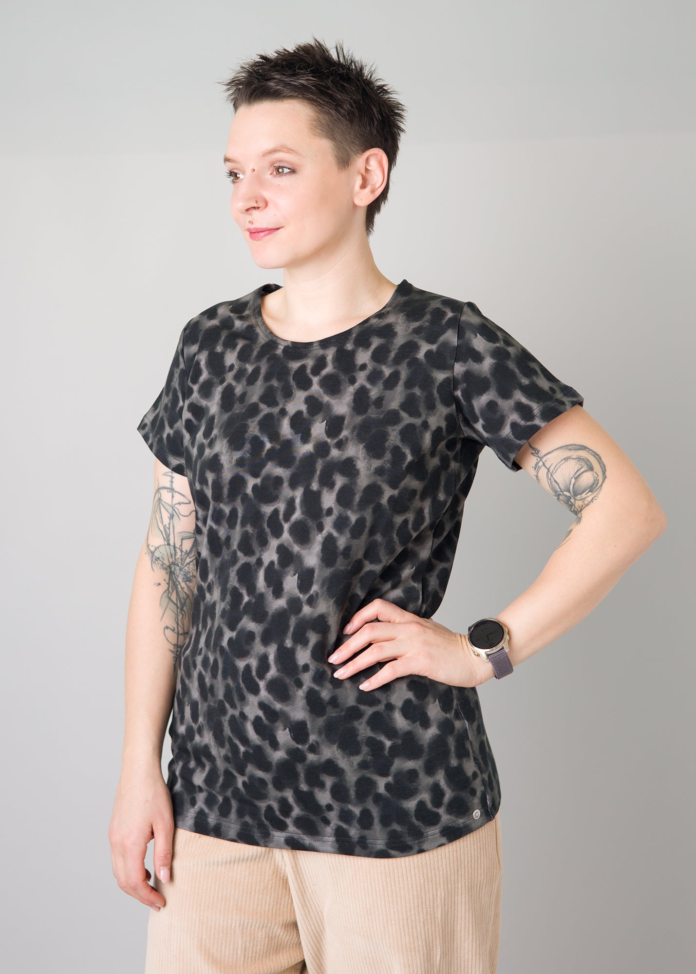 Melly trägt auf dem Foto 'Bina' mit Rundhals Größe S, Muster elastisch 'Dark Leobert'