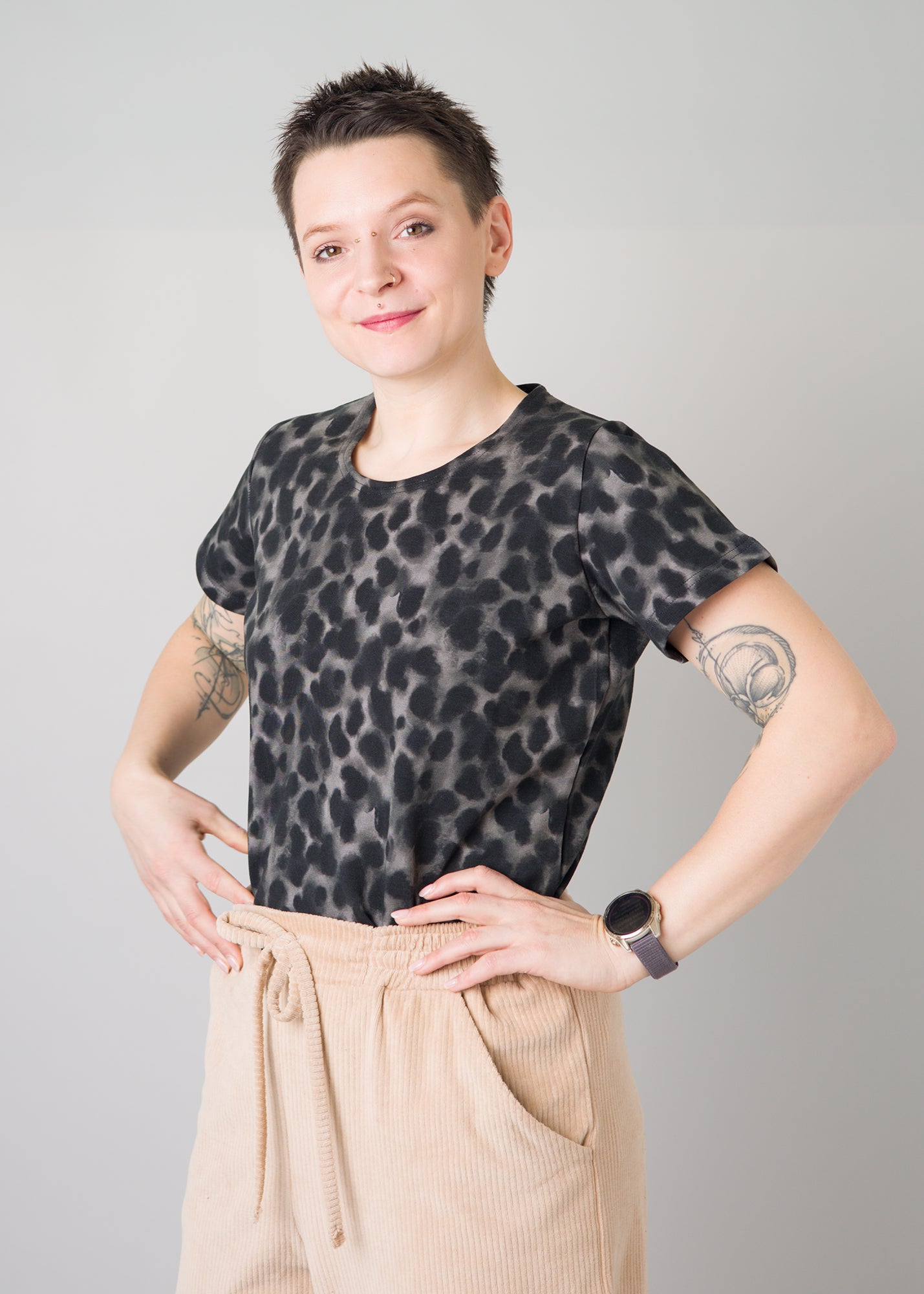 Melly trägt auf dem Foto 'Bina' mit Rundhals Größe S, Muster elastisch 'Dark Leobert'