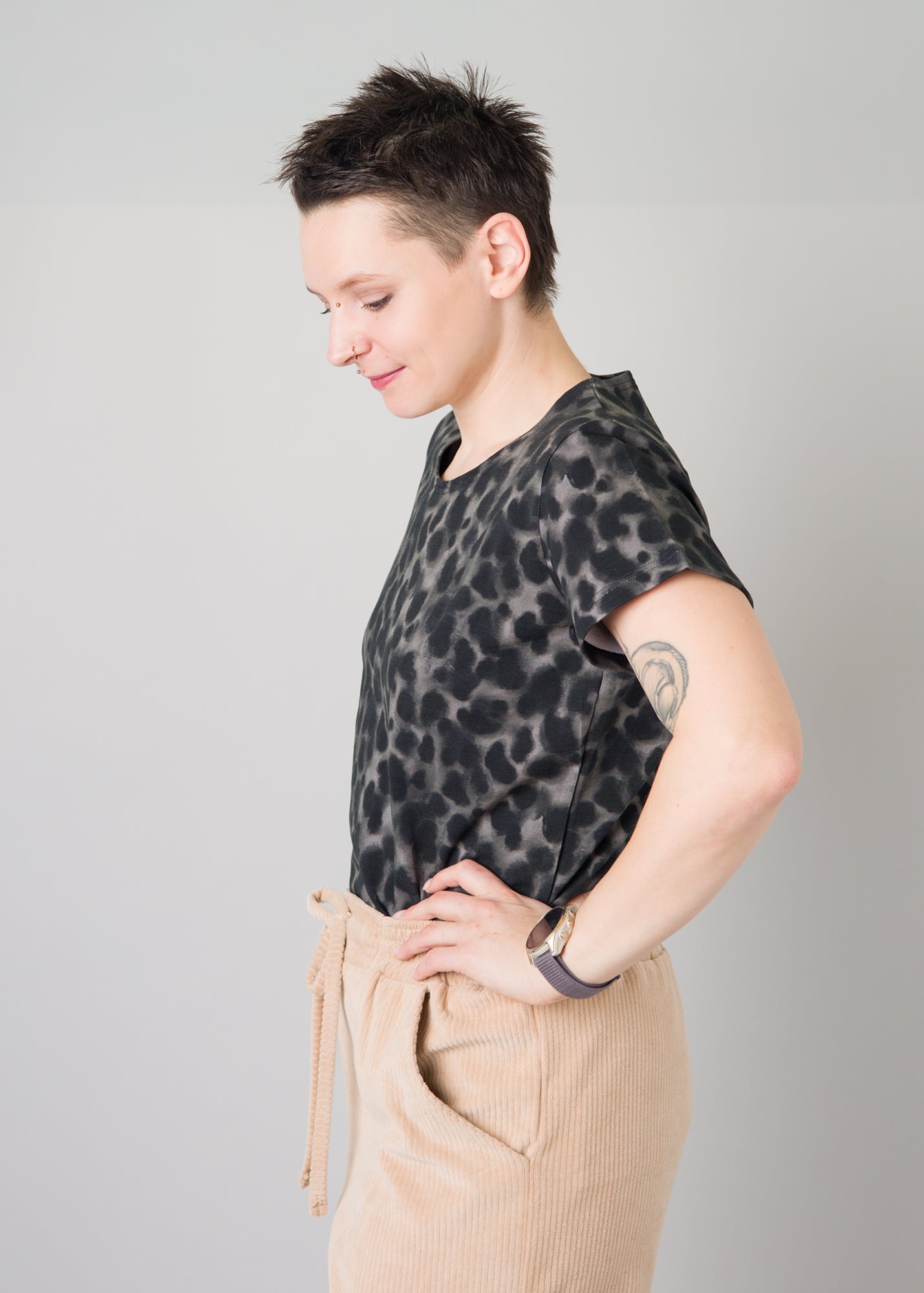 Melly trägt auf dem Foto 'Bina' mit Rundhals Größe S, Muster elastisch 'Dark Leobert'