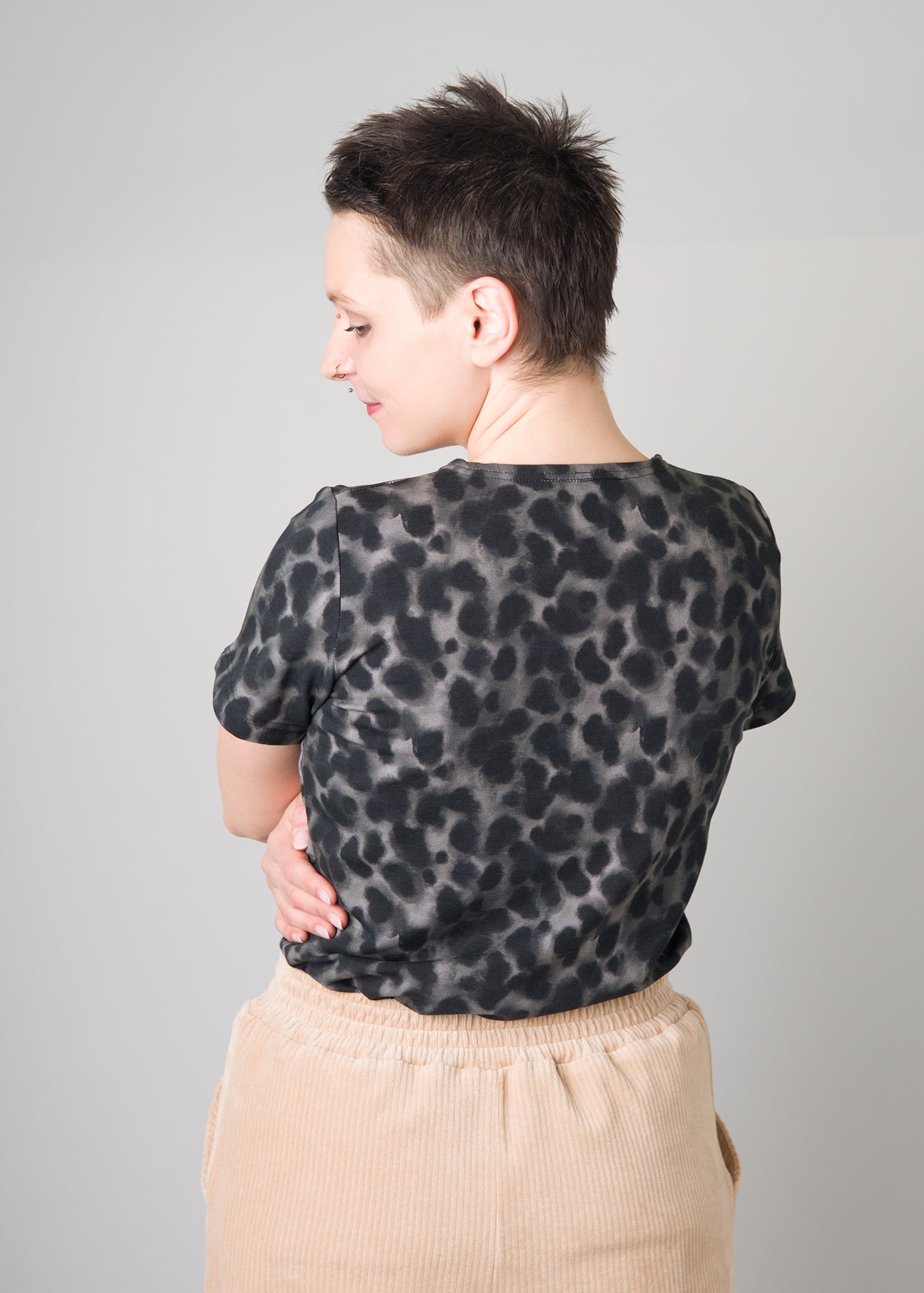 Melly trägt auf dem Foto 'Bina' mit Rundhals Größe S, Muster elastisch 'Dark Leobert'