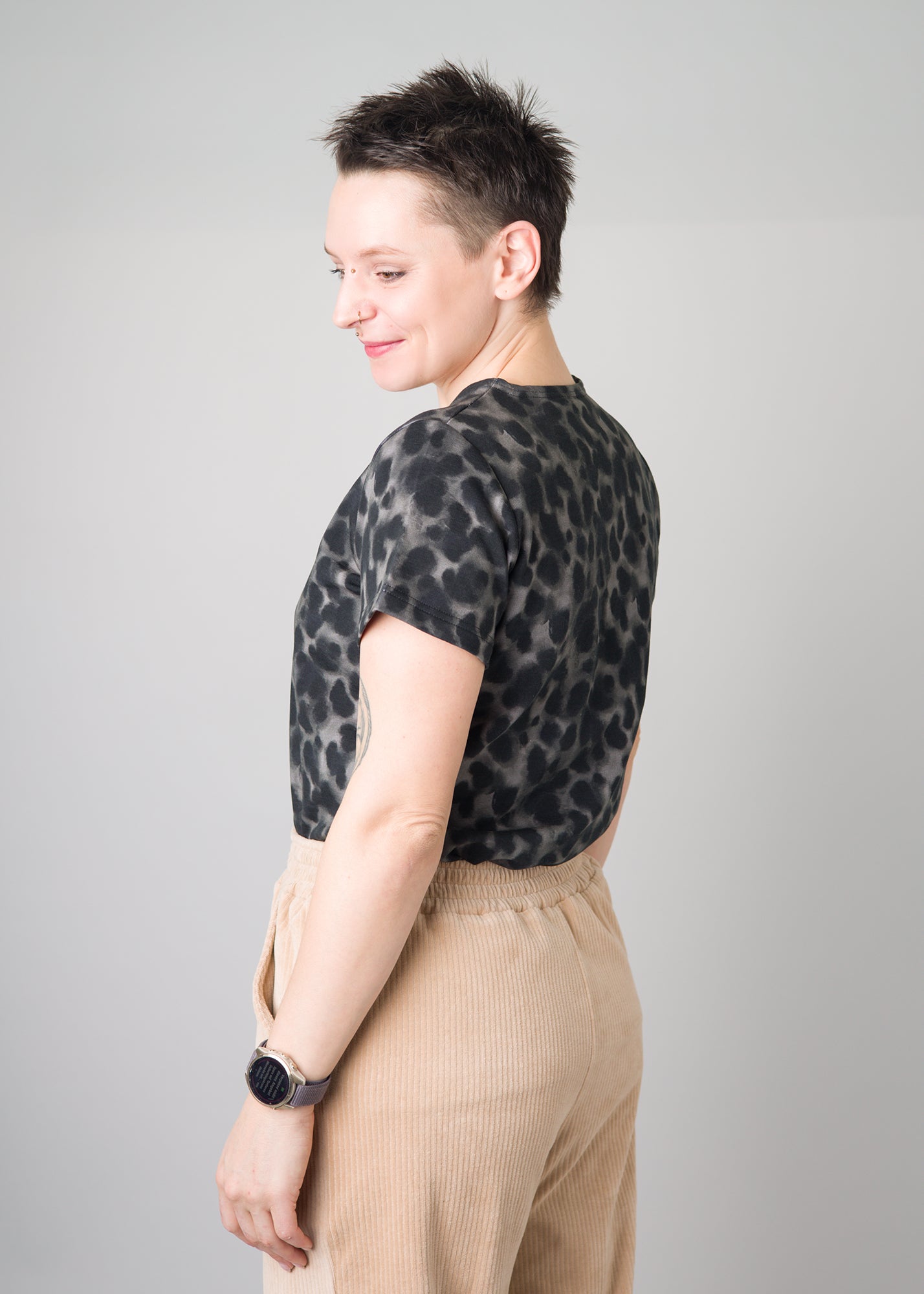 Melly trägt auf dem Foto 'Bina' mit Rundhals Größe S, Muster elastisch 'Dark Leobert'