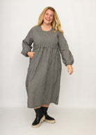 Nina trägt auf dem Foto 'Belinda', Ballonärmel, hohe Taille 5cm weiter unten, Größe 4XL +14 cm am Saum, Seersucker schwarz-creme