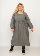 Nina trägt auf dem Foto 'Belinda', Ballonärmel, hohe Taille 5cm weiter unten, Größe 4XL +14 cm am Saum, Seersucker schwarz-creme