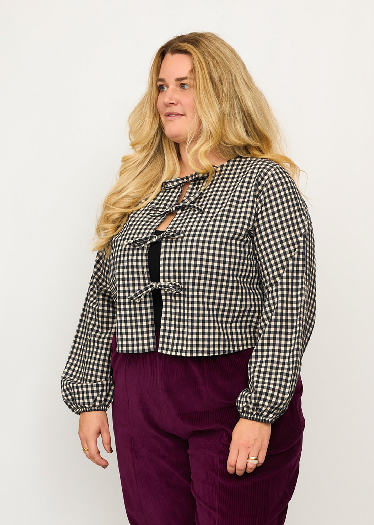 Nina trägt auf dem Foto 'Bella' mit Ballonärmeln Größe XXXL, Seersucker schwarz-creme