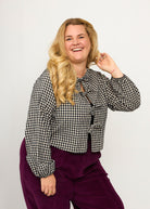 Nina trägt auf dem Foto 'Bella' mit Ballonärmeln Größe XXXL, Seersucker schwarz-creme