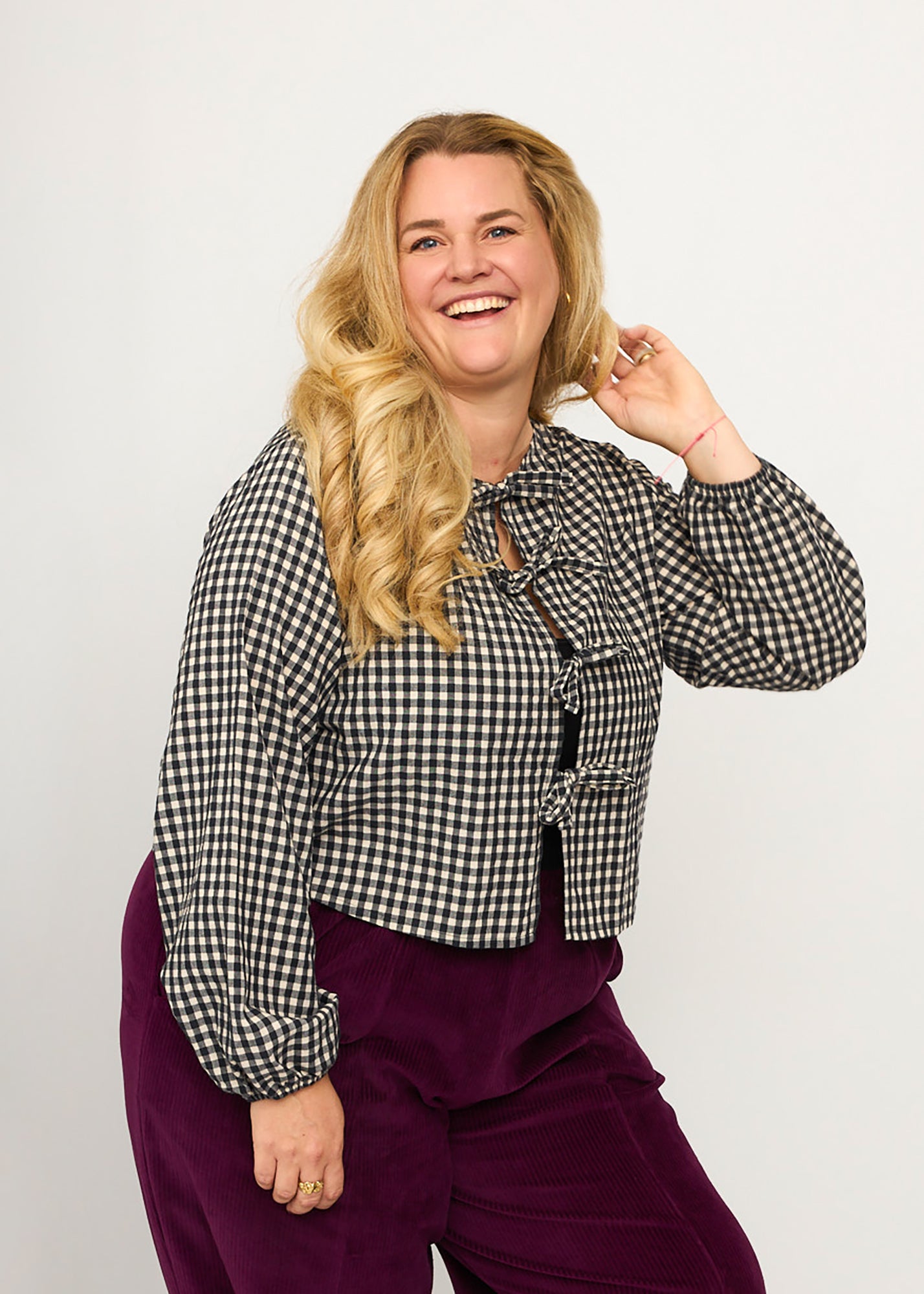 Nina trägt auf dem Foto 'Bella' mit Ballonärmeln Größe XXXL, Seersucker schwarz-creme