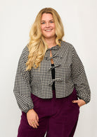 Nina trägt auf dem Foto 'Bella' mit Ballonärmeln Größe XXXL, Seersucker schwarz-creme