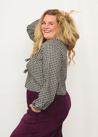 Nina trägt auf dem Foto 'Bella' mit Ballonärmeln Größe XXXL, Seersucker schwarz-creme