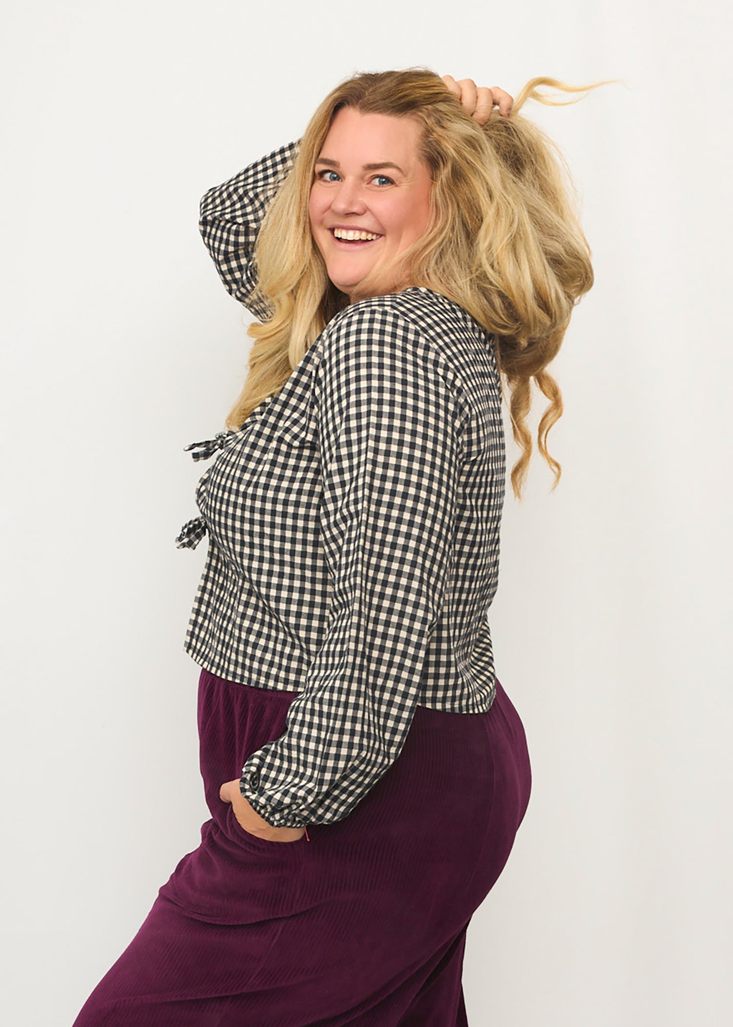 Nina trägt auf dem Foto 'Bella' mit Ballonärmeln Größe XXXL, Seersucker schwarz-creme