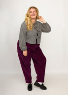Nina trägt auf dem Foto 'Betty' Größe XXXL, Velvet-Cord aubergine und 'Bella' mit Ballonärmel Größe XXXL, Seersucker schwarz-creme